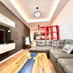 Daire Downtown Grand Comfort, Tiran